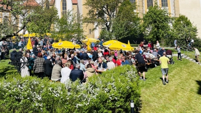 Der schöne Pfarrgarten von St. Georg Amberg ist bei besten äußeren Bedingungen sehr gut gefüllt (Bild: Stephan Weiß)