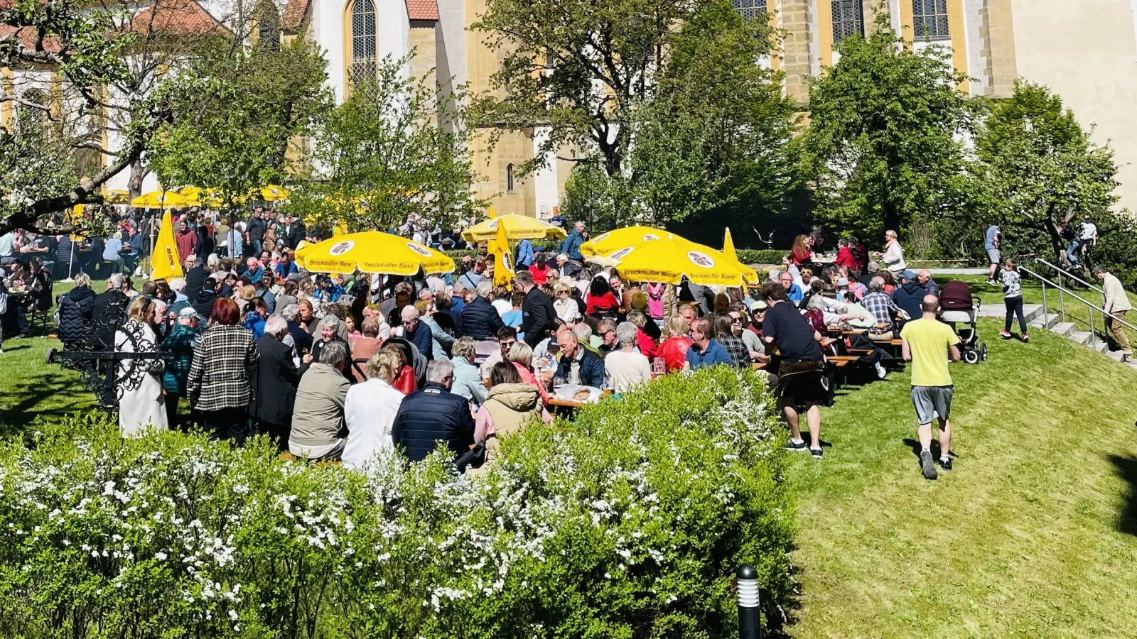 Der schöne Pfarrgarten von St. Georg Amberg ist bei besten äußeren Bedingungen sehr gut gefüllt (Bild: Stephan Weiß)