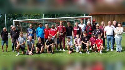 Volle Begeisterung bei den RehaSport-Fußballern im HPZ Irchenriethi über den Besuch vom 1. FC Nürnberg. Dieser zeigte sich beeindruckt von der Größe der Einrichtung und vor allem von der Arbeit für die Betreuten, auch auf sportlichem Gebiet. (Bild: Albert Gruber )