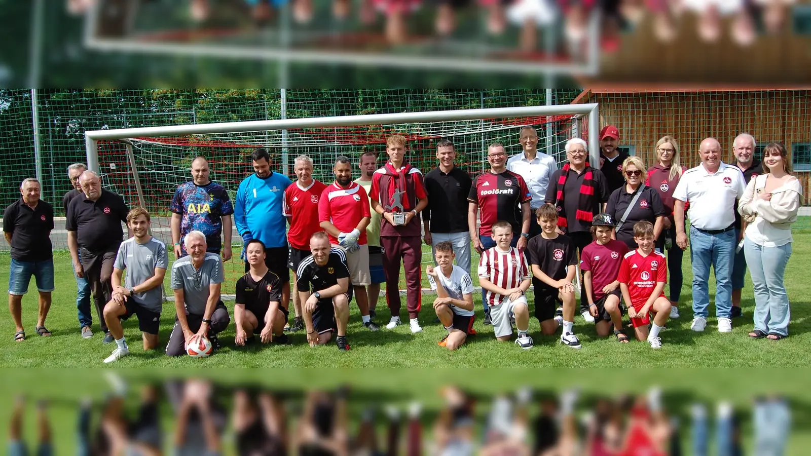 Volle Begeisterung bei den RehaSport-Fußballern im HPZ Irchenriethi über den Besuch vom 1. FC Nürnberg. Dieser zeigte sich beeindruckt von der Größe der Einrichtung und vor allem von der Arbeit für die Betreuten, auch auf sportlichem Gebiet. (Bild: Albert Gruber )