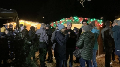 Viele Besucher haben sich von dem besonderen Markt vor dem Feuerwehrhaus eingefunden und genossen sichtlich das voradventliche Ambiente. (Bild: Petra Reil)
