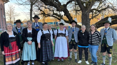 Vorstandschaft: Von links nach rechts – Gerlinde Müller, Peter Baringer, Ingrid Ruscheinski, Eckehard Papenfuß, Marion Pfab, Anita Gebhardt, Evi Kaßecker, Maximilian Pfab, Marianne Otto, Nadine Kokott und Stefan Schmidt. (Bild: Maximilian Pfab)