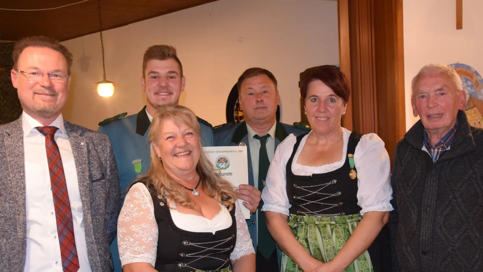 Ehrungen stehen auf dem Programm beim Schützenverein Mendorferbuch-Egelsheim (von links): Bürgermeister Florian Junkes, Michael Meckl, Schützenmeisterin Barbara Guttenberger, Franz Braun, Elke Eidenhammer und Gauschützenmeister Heinrich Fraunholz. (Bild: bö)