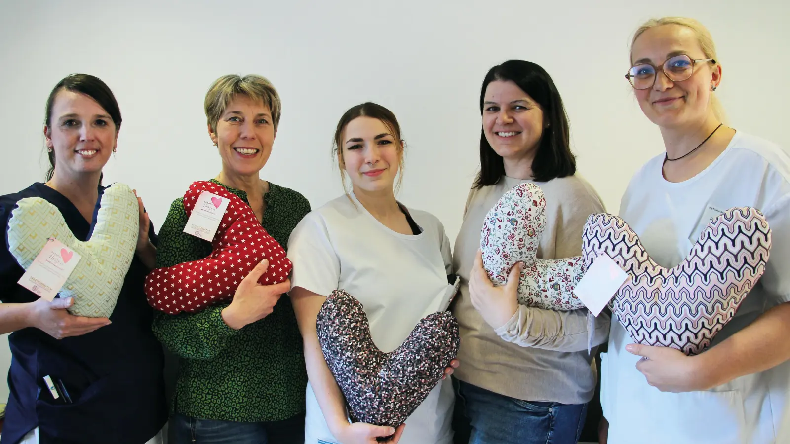 Stefanie Hetz (Zweite von links) und Andrea Wollmann (Zweite von rechts) übergaben dem Team der Weidener Frauenklinik liebevoll gestaltete Herzkissen in unterschiedlichstem Design. (Bild: Lissy Knipl-Zörkler)