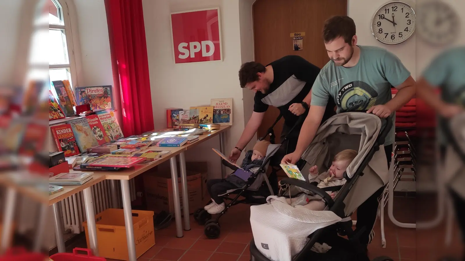 Junge Familien beim Stöbern nach Kinderbüchern. (Bild: Renate Dümmler)