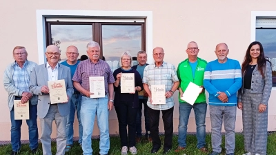 Zahlreiche Ehrungen gab es beim SKC Hard. Im Bild von links Harald Holzinger, Josef Daubenmerkl, Thomas Hamann, Reinhard Glatz, Martina Hager, Klaus Spörrer, Dieter Hecht, Günther Fachtan, Vorsitzender Hans Malzer und Bürgermeisterin Margit Bayer. <br> (Bild: Oswald Zintl)