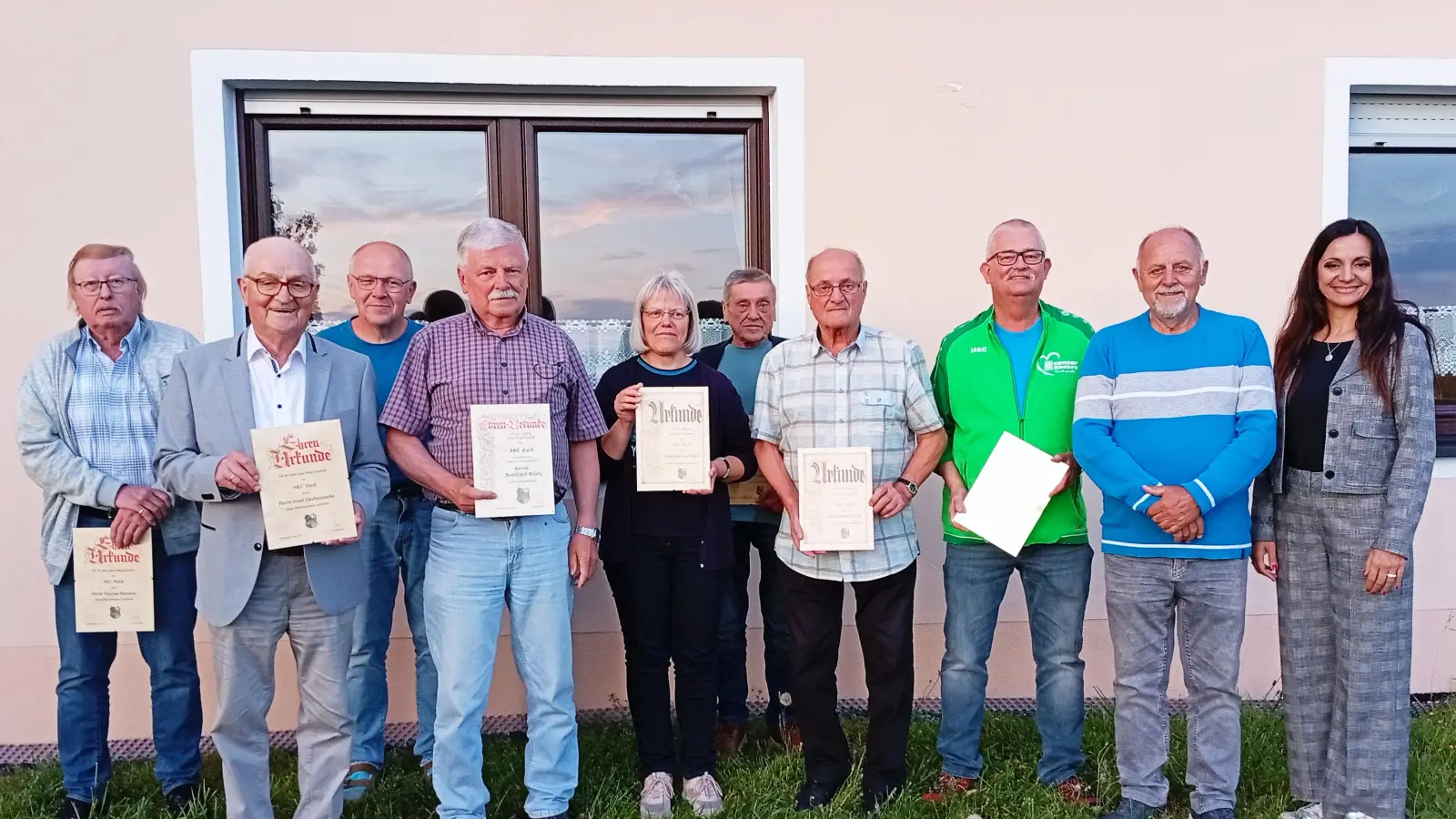 Zahlreiche Ehrungen gab es beim SKC Hard. Im Bild von links Harald Holzinger, Josef Daubenmerkl, Thomas Hamann, Reinhard Glatz, Martina Hager, Klaus Spörrer, Dieter Hecht, Günther Fachtan, Vorsitzender Hans Malzer und Bürgermeisterin Margit Bayer. <br> (Bild: Oswald Zintl)