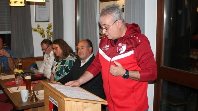 Sportleiter Karl Holub und Vorsitzender Martin Pepiuk (von rechts) sehen die Spielvereinigung Trabitz im Aufwind. Sportliche Leistungen und Mitgliederentwicklung sprächen eine klare Sprache. (Bild: Bernhard Piegsa)