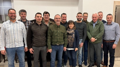 von links:Johannes Gebert (Jagdvorsteher), Manfred Knorr (Pächter Bogen Ost), Rudolf Reil jun., Wolfgang Bähnk, Rudolf Reil sen., (Pächter Bogen Nord), Willibald Wiedenbauer (Kassier), Manuela Schadl (Schriftführerin), Simon Knorr (2. Jagdvorsteher). Carl Diergarten, Dr. Konrad Wilfurth (Pächter Boden West), Heinz Meßmann (Pächter Bogen Ost), 2. Bürgermeister der Stadt Schnaittenbach, Uwe Bergmann (Bild: Clemens Schadl )