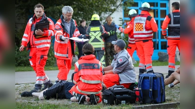 Ehrenamtliche der Johanniter üben ein Großschadensereignis (Bild: Marlon Lemahl)