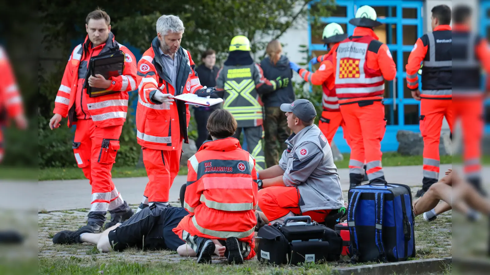 Ehrenamtliche der Johanniter üben ein Großschadensereignis (Bild: Marlon Lemahl)