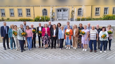 Die langjährigen Mitarbeiterinnen und Mitarbeiter gemeinsam mit Landrat Peter Berek und Personalratsvorsitzenden Philipp Biersack. Von links: Landrat Peter Berek, Daniela Hirsche, Karin Sodann, Simone Kusche, Personalratsvorsitzender Philipp Biersack, Helga Grüner, Heinz Kollath, Christian Frohmader, Ramona Bittner, Hubert Besold, Kati Sellnow, Christa Andritzky, Andrea Loskarn, Lieselotte Hahn, André Burger, Beate Pawlowski, Charlotte Herold, Sabrina Seifert, Thomas Wegmann, Pinuccio Sacco, Karl Volkmer, Petra Koppenstein, Andrea Fraas. (Bild: Daniela Hirsche)