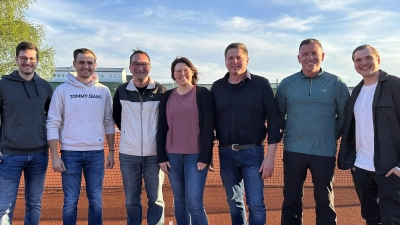 Die neue Vorstandschaft des SV Mitterteich Sparte Tennis von links nach rechts mit Funktion: Lorenz Riedl (Schriftführer), Luis Kern (Sportwart), Martin Werner (Spartenleiter), Tina Preisinger (Kassiererin), Hans-Peter Kern (stellv. Spartenleiter), Heinz Martin (Jugendwart), Hannes Kern (stellv. Jugenwart), Auf dem Bild fehlt Harald Kilian (stellv. Sportwart) (Bild: Heiko Faltenbacher)