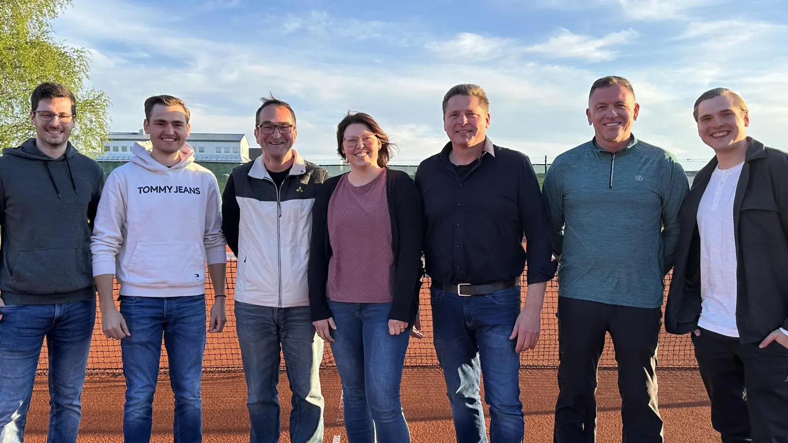 Die neue Vorstandschaft des SV Mitterteich Sparte Tennis von links nach rechts mit Funktion: Lorenz Riedl (Schriftführer), Luis Kern (Sportwart), Martin Werner (Spartenleiter), Tina Preisinger (Kassiererin), Hans-Peter Kern (stellv. Spartenleiter), Heinz Martin (Jugendwart), Hannes Kern (stellv. Jugenwart), Auf dem Bild fehlt Harald Kilian (stellv. Sportwart) (Bild: Heiko Faltenbacher)