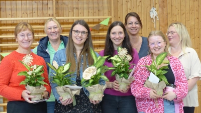  Im Namen aller Eltern dankten Silke Guse, Kerstin Högler und Sophie Leiß (hinten von links) den Lehrerinnen Martina Rauch, Magdalena Prechtl, Sonja Kramer und Julia Wild (vorne von links) für ihre wertvolle Arbeit zum Wohle ihrer Kinder  (Bild: Sieglinde Schärtl)