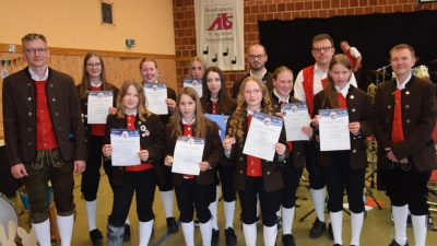 Ihr Ausbildungsfleiß wurde mit Leistungsabzeichen in den verschiedenen Stufen des Nordbayerischen Musikbundes belohnt. Dazu gratulierten Vorsitzender Andreas Preußl (re.), Dirigent Christian Bäuml (3.v.re) und 2. Vorsitzender Alexander Böhm (links)  (Bild: Paul Böhm)