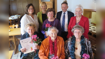 Erste Reihe v. l. n. r.: Christa Eckert, Irma Stüker, Margarete Wolf.<br>Zweite Reihe v.l.n.r.: Christine Kunstfeld-Lindner, Gabi Laurich, Lotte Krebs, OB Jens Meyer, Hilde Zebisch (Bild: Norbert Baunach)