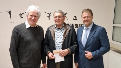 Werner Lanz (Mitte) bei der Ehrung für 50 Mal Sportabzeichen in Gold. Präsident Anton Bauernfeind (links) und Bürgermeister Stefan Grillmeier (rechts) gratulierten den erfolgreichen Sportler. (Bild: Christina Schiffmann)